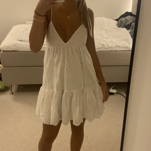 Klänning Zara - Säljer min zaraklänning använd men väldigt fint skick💕