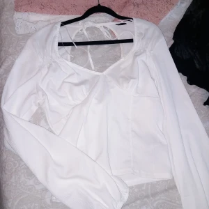 Topp från gina tricot  - Ny, oanvänd. 70 kr plus frakt eller mötas upp :) 