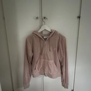 Juicy couture tröja - Säljer den här super snygga jucy tröjan då den inte längre kommer till användning, använd ca 3 gånger därmed bra sick!❣️Ny pris ca 1000! 😊 Köparen står för frakten❣️❣️