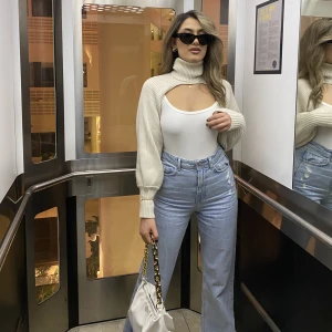 Highwaist jeans med slits - Snygga high waist jeans från zara med slits. Verkligen skitsnygga men är tyvärr för små på mig. I storleken 36, de är också tallfriendly:)