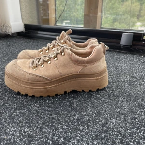 Sneakers  - Beiga sneakers i storlek 35 med platå. Använt skick, men har mer kvar att ge.
