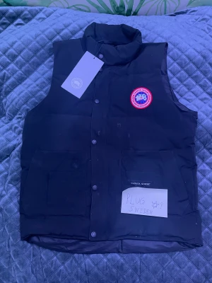 Säljer Canada goose väst - Hej!! Säljer Canada goose väst QR finns dM för mer bilder Säljs för billigare pris för tappat bort påsen.