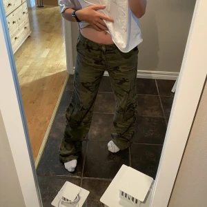 camo cargopants  - raka camo cargopants, använda fåtal gånger, går o ha både högt och lågmidjat. strl M. 