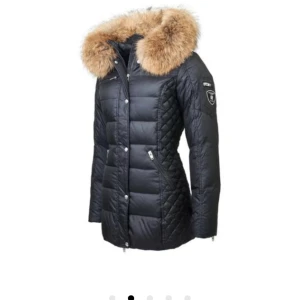 Rock and blue mid beam jacket - Jag köpte denna jacka vintern 2021 men använde den endast då. Övrig tid har den hängt i en garderob och samlat damm. Så skicket är så gott som nytt. 