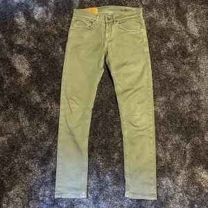 Dondup jeans stl 29 (Limited edition) - Säljer nu dessa sjukt snygga Dondup jeans i stl 29 (George) | Skick 8/10 | Nypris 3499 kr | Mitt pris 699 kr | Hör av er vid minsta lilla fundering!🤝