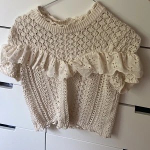 stickad topp  - stickad topp från zara. har använt den 2 gånger. original pris 329 