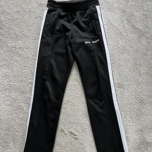 Palm angels byxor - Svarta Palm angels byxor i Storlek xs  använda ett fåtal ggr så de är i väldigt bra skick   ÄKTA Har tyvärr inte kvitto, men Qr-kod finns