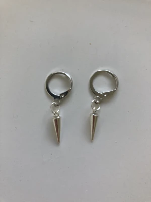 Nit örhängen 😽 - Super fina silver nit örhängen! 💘 vi gör alla våra örhängen själva!🎸🫶🏼💋