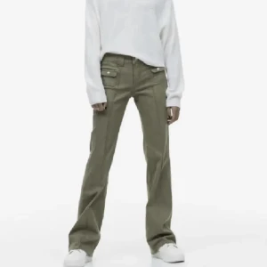 Jeans från hm  - Säljer mina helt nya cargo jeans med prislapp kvar för att det var lite förstora. Kan även tänka mig att byta mot en 34. Ge prisförslag!