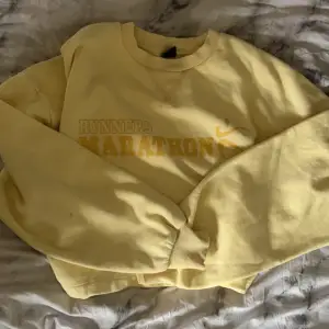 En gul hoodie som de står ”runners marathon” en liten fläck som ni ser på bild 3. Köpt för 249kr och säljer för 100kr🌞