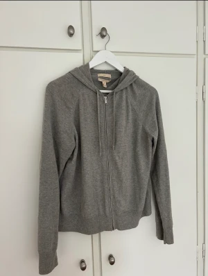 Kashmir kofta H&M - Soft goat liknande kofta från h&m i Kashmir blend. Koftan är i storlek s, men skulle säga att den även passar m. Koftan är ljus grå och i väldigt bra skick🌟.