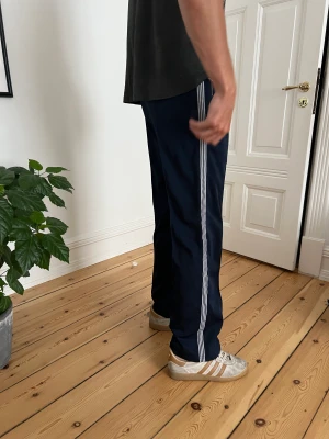 Tres bien tracksuit byxa - Navy Tracksuit byxa från tres bien med stripes i storlek 48. Som nya. 