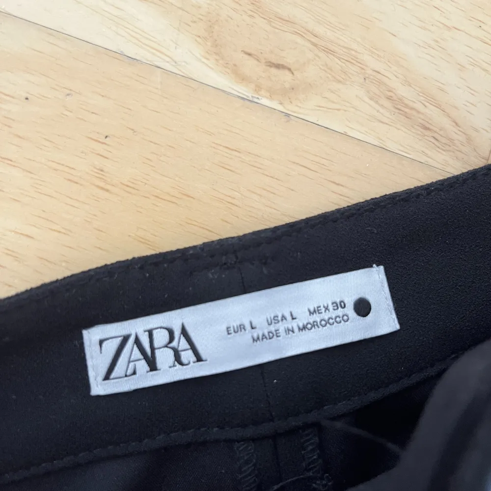 Svarta högmidjade kostymbyxor ifrån Zara. Storlek L, aldrig använda. . Jeans & Byxor.