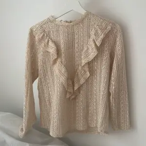 Beige blus med volanger. Jättefint mönster på hela blusen och söta detaljer💓passar mig som bär S. Från Kappahl och finns inte och köpa längre🫶🏼