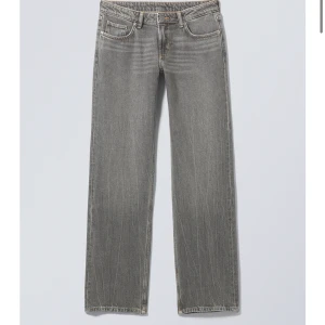 weekday jeans - säljer nu mina populära gråa jeans från weekday, modellen är arrow low. använda mycket men kommer inte till stor användning, men inga skador. Betalning sker med swish och står inte för postens slarv 