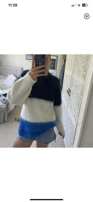 Stickad tröja - Så snygg stickad tröja från h&m, så skönt material och den sticks inte alls. Så mysig nu till hösten💕