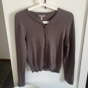 Stickad kofta - Säljer denna koftan från H&M i strl XS/S då den inte längre kommer till användning!