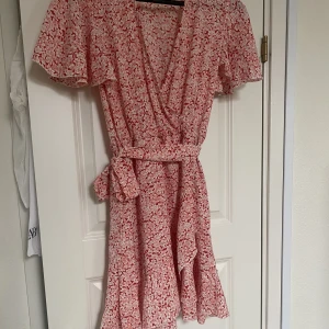 Klänning - En fin blommig klänning som aldrig kommit till användning💗