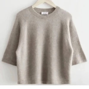 & other stories tröja  - !!ENDAST BYTE!! Vill byta min & other stories tröja som är i strl S till M, hör av dig om du vill byta💕 har den som är mörkare brun än den på bilden