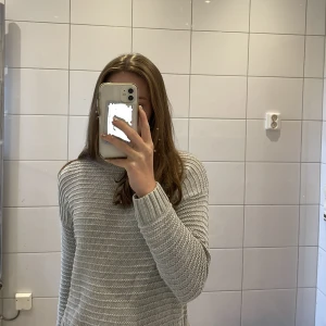 Stickad tröja - Fin stickad tröja från H&M🥰 Skriv gärna om ni har frågor eller vill ha fler bilder!💓