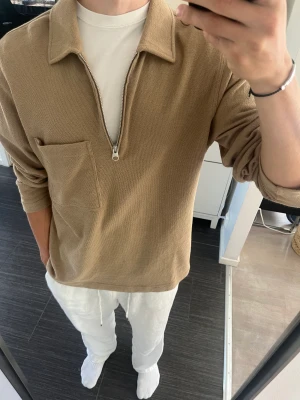 Långärmad tröja från Arket - Långärmad tröja från Arket som inte säljs längre. Skick är 8-8.5/10 då den inte kommer till användning då den är lite för stor för mig.