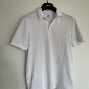 Polo t-shirt  - 2 polo T-shirts från H&m. Båda i bra skick! 