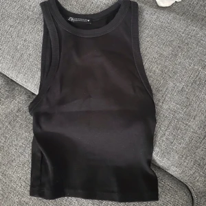 Crop top  - Snyggt linne i topp skick från zara. Skulle säga att den är ganska liten i storlek 