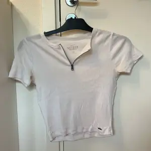 Jättegullig vit T-shirt från Hollister i storlek xs. Stretchigt och skönt material och det är inget fel på den förutom att texten är lite suddig. Säljer då den inte passar längre. 