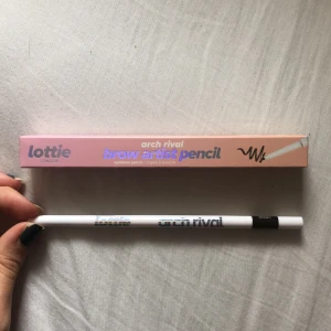 Oanvänd brynpenna - En helt oanvänd brynpenna i färgen brun från Lottie london. Jag har inte andvänt den för att den är för mörk för mig. Köparen står för frakten som är 13kr.
