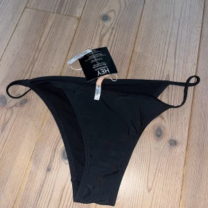 Bikiniunderdel Svart - Bikinitrosa från Nelly i storlek M. Aldrig använd, lappen sitter kvar. 