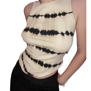 svartvit topp - Så härligt linne, passar XS-M, jag på bilden är S🦋 Grungekänsla, perfekt höstplagg med lager ovanpå! Köpt second hand🌟