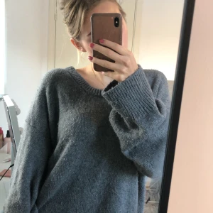 Stickad tröja - Oversized stor grå stickad tröja. Säljer denna för att den inte kommer till användning. Det står att storleken är xs/S men den funkar också för en medium 