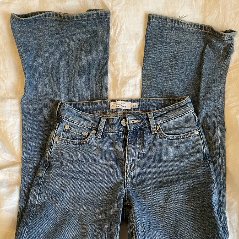 Super tuffa flare jeans from Other Stories som bara har använts ett fåtal gånger. Mid till Low rise🥰. Jeans & Byxor.