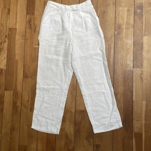Vita linnebyxor - Byxorna kommer ifrån NA-KD. Är i storlek 34 samt har låtsasfickor på baksidan.