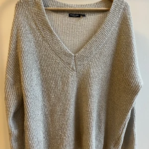 Stickad tröja - Stickad långärmad i storlek M. Använd få gånger och är i bra skick.