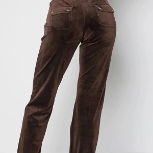 Säljer juicy coutore byxor i brun❤️ - Byxorna är i storlek XS men passar även som S, de är i god skick, alltså inte alls trasiga. Säljer de för 800 men kan pratas om det privat, köparen står alltid för frakten❤️