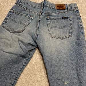 Äkta vintage jeans som är över 20 år gammal och därav väldigt svåra att få tag på! De är i så fint skick och verkligen helt perfekta! Lågmidjade och bootcut i den perfekta färgen! 💗💗💗 Midjemått (rakt över) : 39. Innerbenslängden : 83 cm 💋