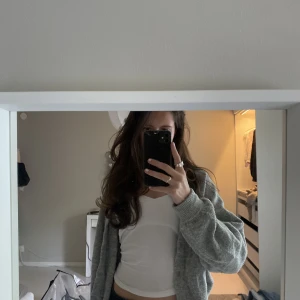 Stickad kofta - Kofta från H&M. Storlek L men jag skulle säga att den passar xs/s/m/l💛