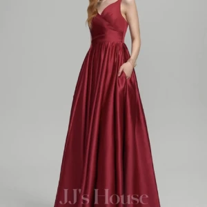 Vinröd balklänning från JJ’s House - Jättefin balklänning från JJ’s House!! Aldrig använd då den är lite för stor för mig, så den är i utmärkt skick och prislappen är kvar! Axelbanden är justerbara, så man kan anpassa storleken! Nypris 1700 kr, men säljer för 500 kr! 💗