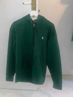 Polo Zip Hoodie - Helt ny polo kofta med etiketten kvar! Storlek L 