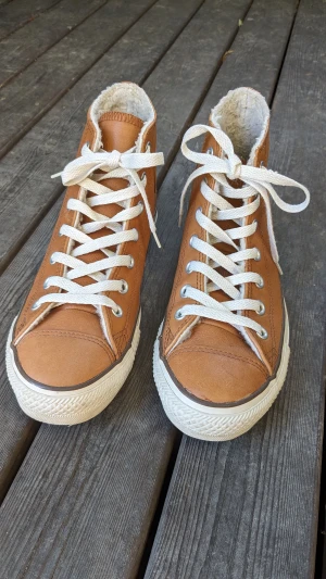 Converse läder  höga 39 - Converse läder höga 39 i nytt skick. Knappt använda.