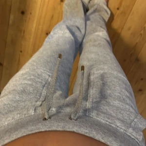 Gråa juicy  - Säljer mina gråa juicy, som är använda men i bra skicka, säljer pågrund av att de inte kommer till användning längre.