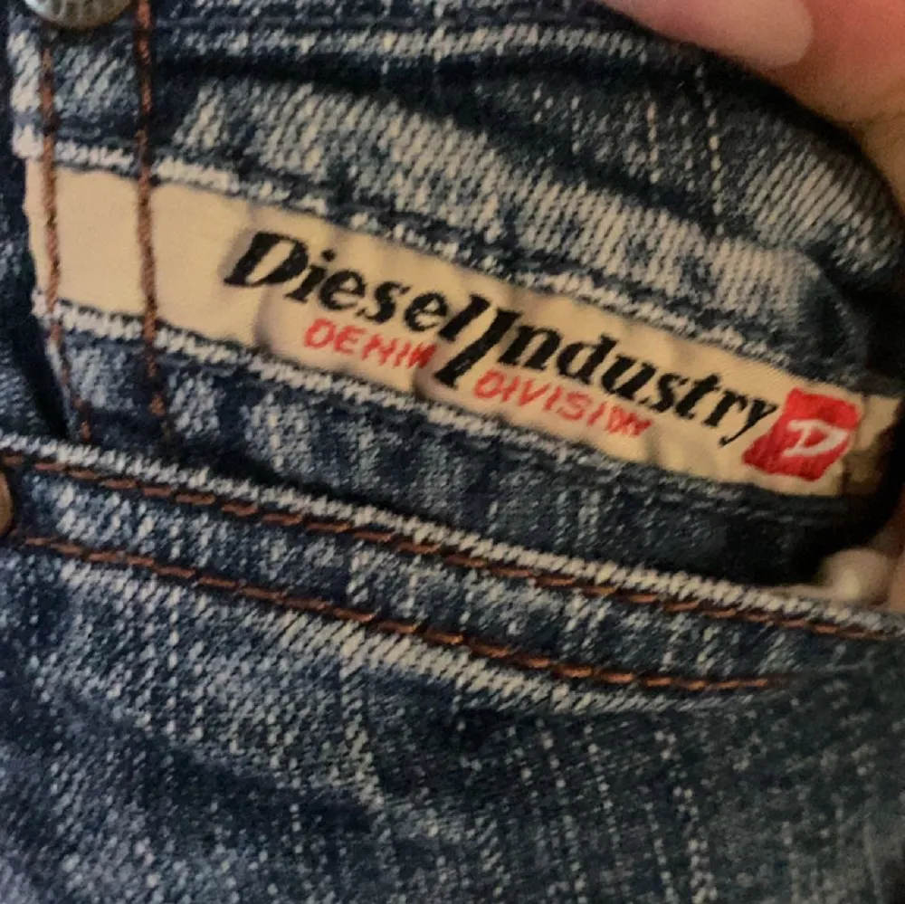 Jättefina diesel industry jeans som tyvärr inte passar mig längre. Vill ni ha bättre bilder så är det bara att skriva till mig. Original priset ligger runt 1500 ungefär men vill bara bli av med dem.  Midja:68 innerben:77. Jeans & Byxor.