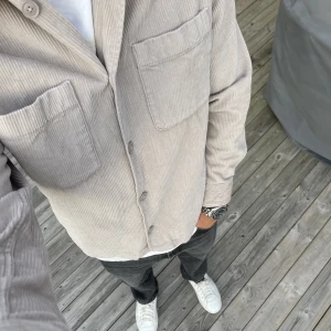 Theseglorydays overshirt - Theseglorydays overshirt. Köpt 2020, men använd sällan. Väldigt bra skick 9/10. Nypris 900kr. Inga byten