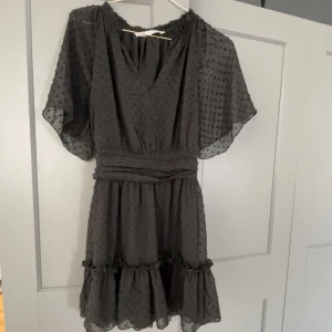 Zara klänning svart - Säljer min svarta Zara klänning 