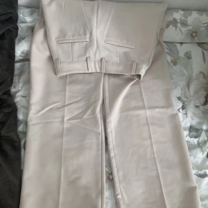Beigea kostymbyxor - Kostymbyxor från bik bok köpta för 599kr, tyvärr för små nu. Mid/high waist💗