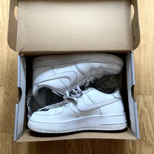 Air Force 1 - Skorna är i storlek 38,5 så passar både 38 och 39. Köptes för ett år sen men har tyvärr inte kommit till mycket användning då jag tycker att jag blir för lång med dem. Skorna kan tvättas! Skriv vid mer frågor🤍