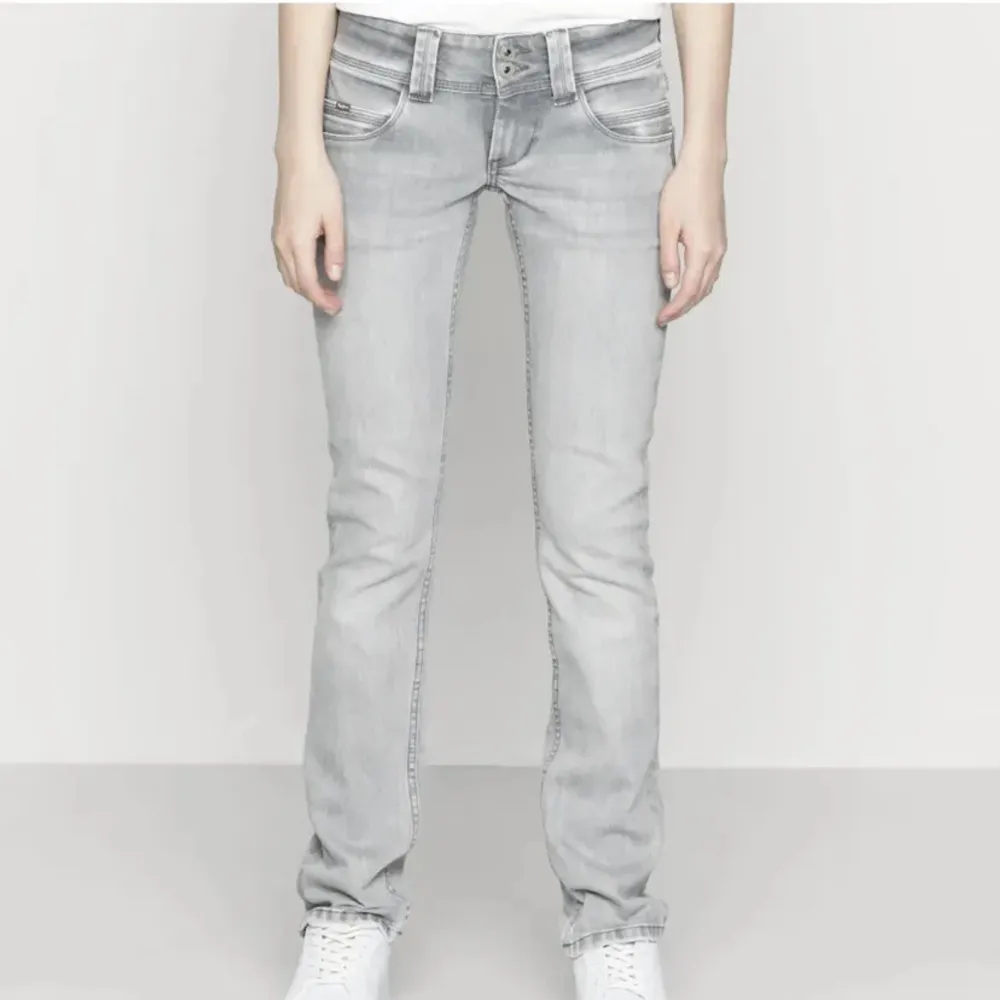 Super fina trendiga jeans dock försmå i midjan för mig där av säljer jag dom.  Hål inuti vid midjan inget som syns utifrån. Jeans & Byxor.