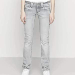 Super fina trendiga jeans dock försmå i midjan för mig där av säljer jag dom.  Hål inuti vid midjan inget som syns utifrån