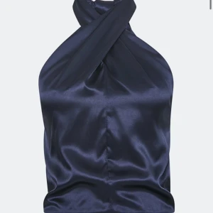 Halternecktopp från bikbok - Jättefin marinblå halternecktopp från Bikbok, andra bild för att se hur den sitter på! Men toppen är i samma färg som första bilden
